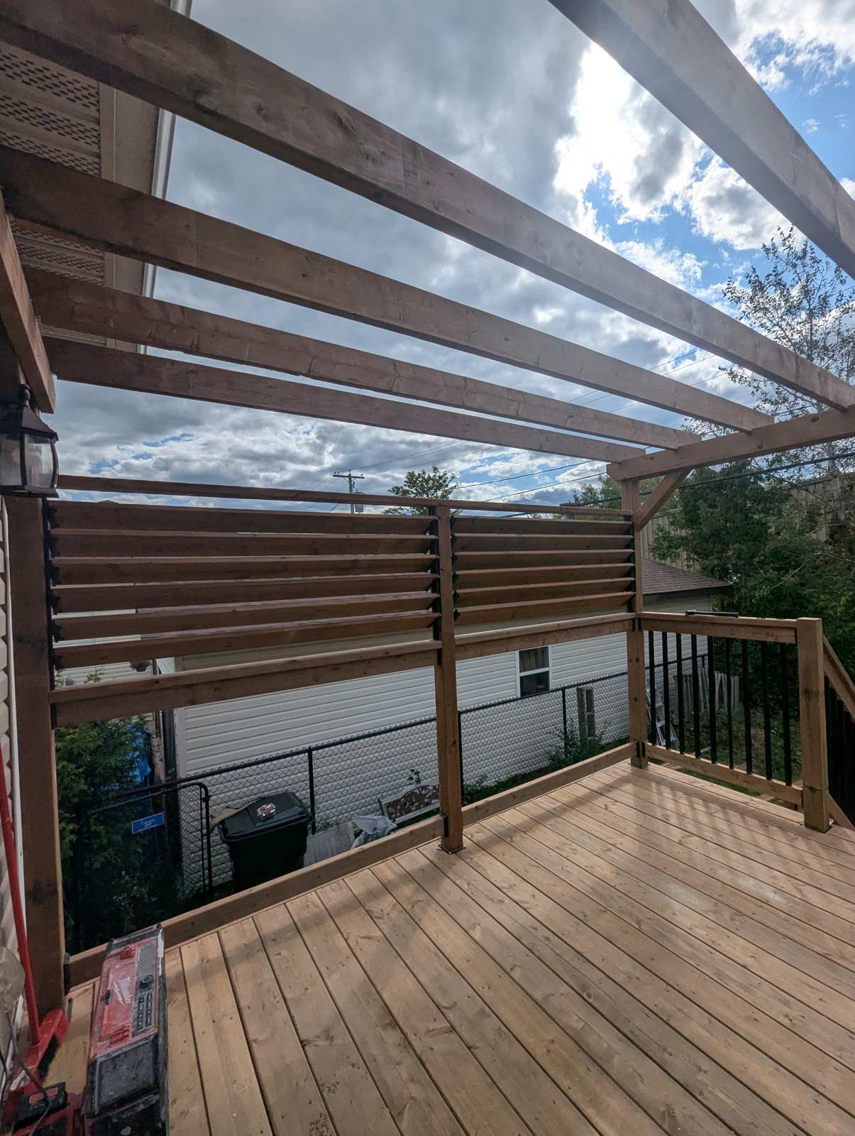 Deck privacy screen and pergola detail by Valhalla Construction, Ayers Avenue