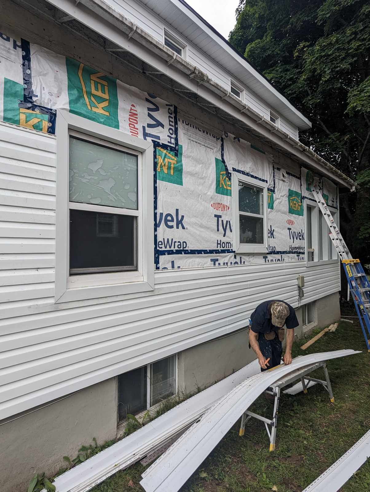 New white vinyl siding being installed in Dieppe, NB